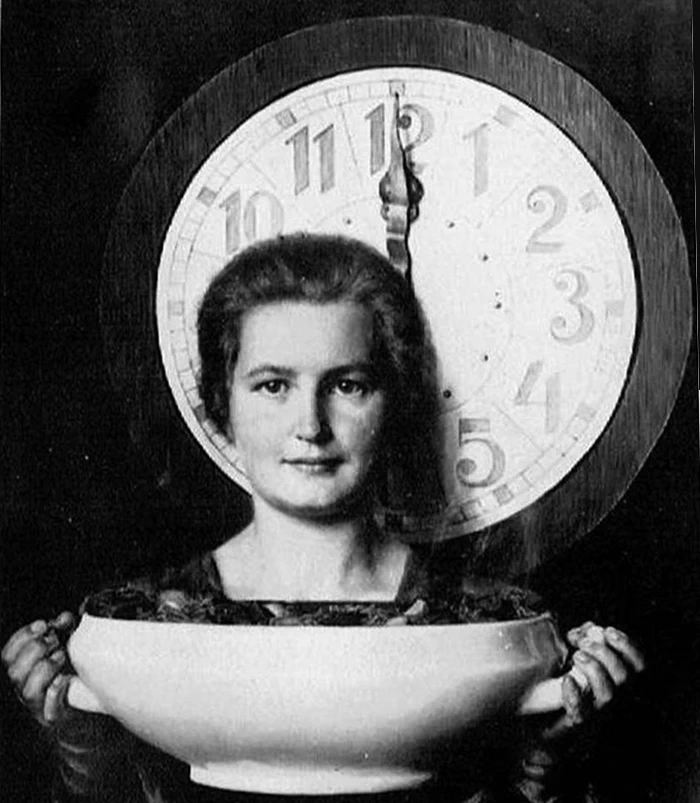 Ragazza con ciotola e orologio